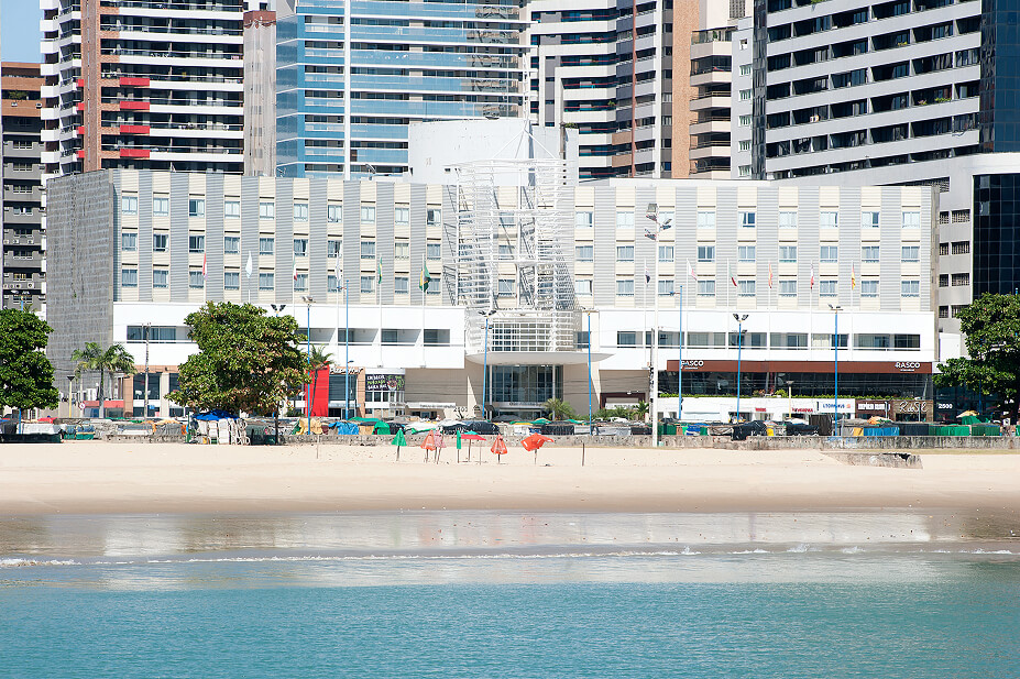 Hotel na praia com fachada para o mar. O hotel Oásis Atlântico Imperial Fortaleza será o local do 3º Encontro Técnico-Científico dos Hemocentros do Brasil.
